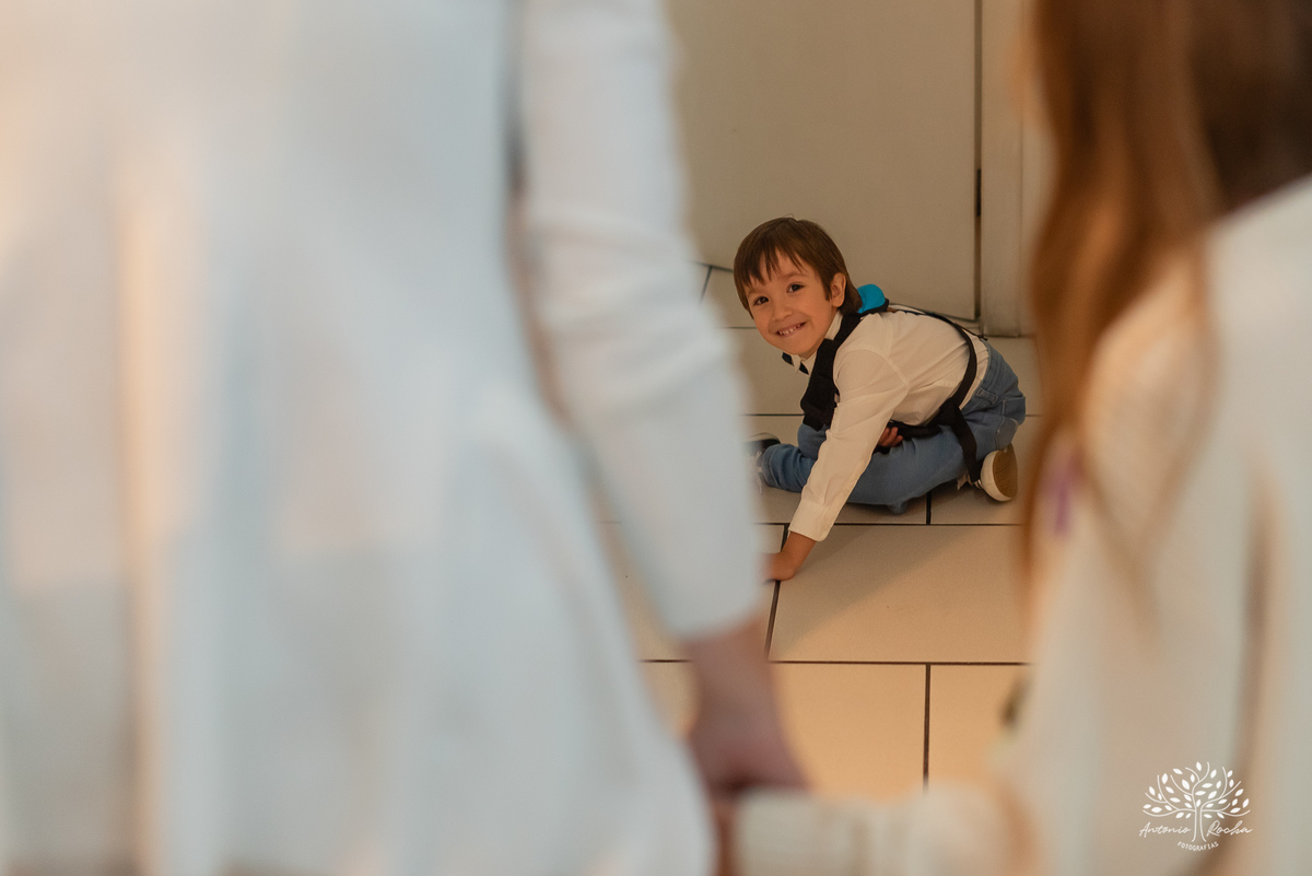 1.	Festa de 5 anos-Caio-Braço engessado-Brincar-Diversão-Fotos na mesa do bolo-Brinquedos-Cliques descontraídos-Parabéns-Experiência-Cliff Kids-Família-Carinho-Confiança-Antonio Rocha Fotografias-Pelotas