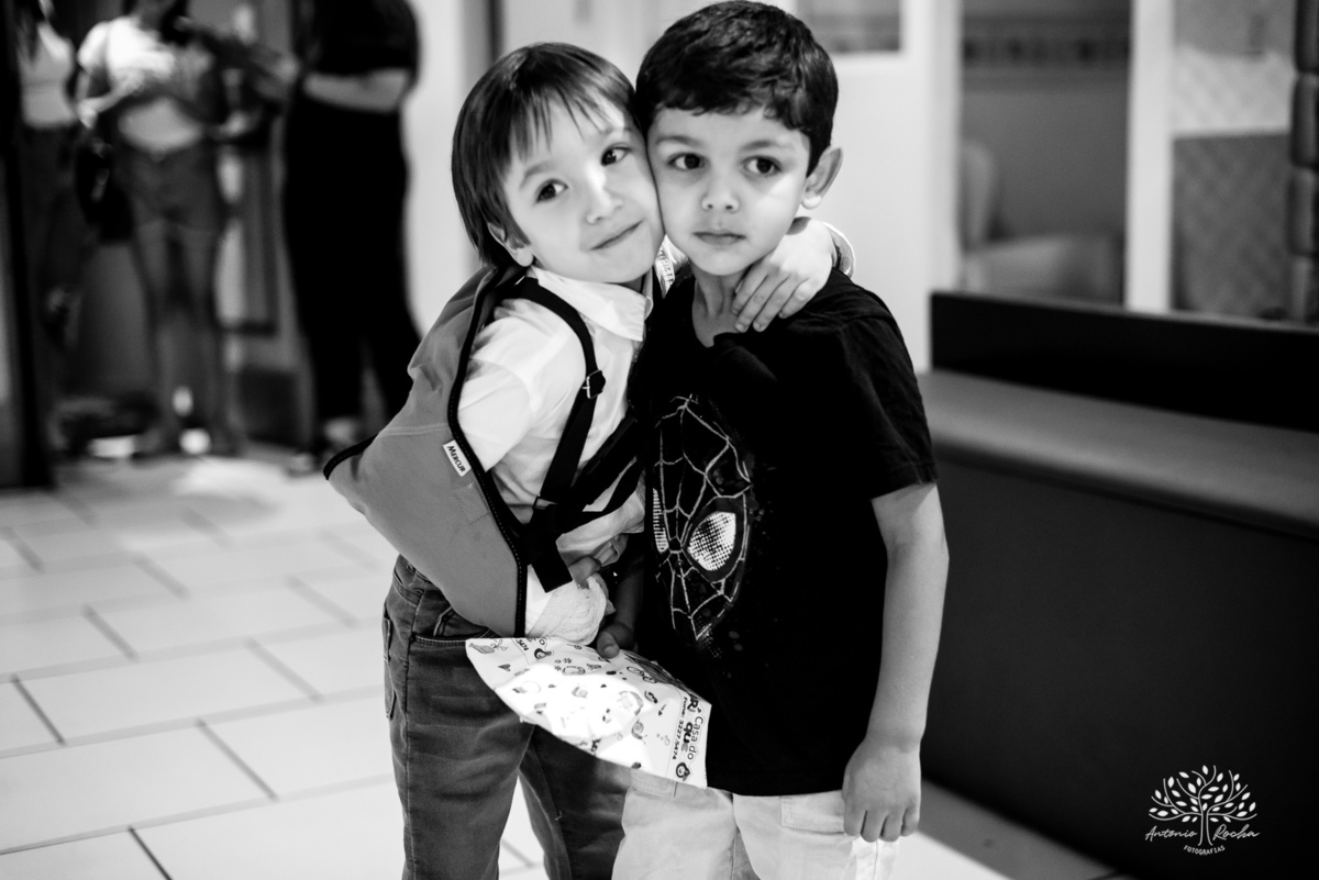 1.	Festa de 5 anos-Caio-Braço engessado-Brincar-Diversão-Fotos na mesa do bolo-Brinquedos-Cliques descontraídos-Parabéns-Experiência-Cliff Kids-Família-Carinho-Confiança-Antonio Rocha Fotografias-Pelotas