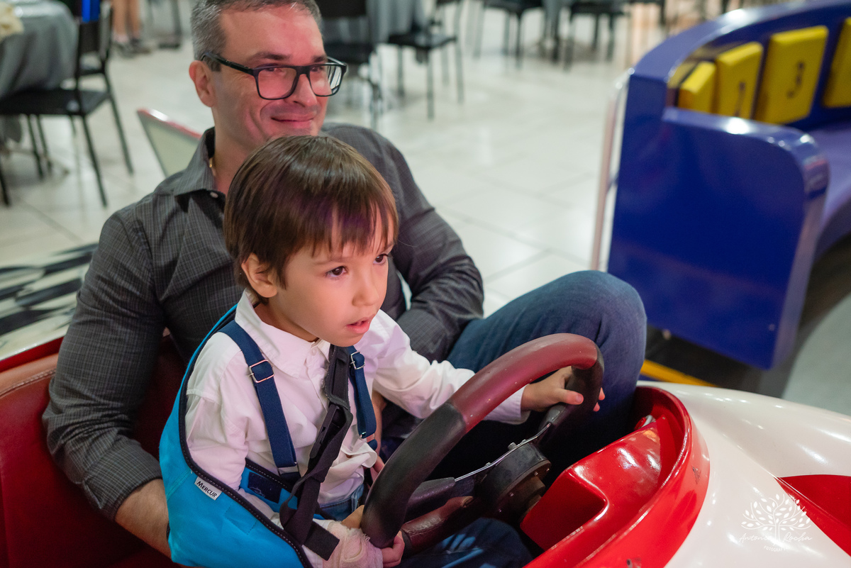 1.	Festa de 5 anos-Caio-Braço engessado-Brincar-Diversão-Fotos na mesa do bolo-Brinquedos-Cliques descontraídos-Parabéns-Experiência-Cliff Kids-Família-Carinho-Confiança-Antonio Rocha Fotografias-Pelotas