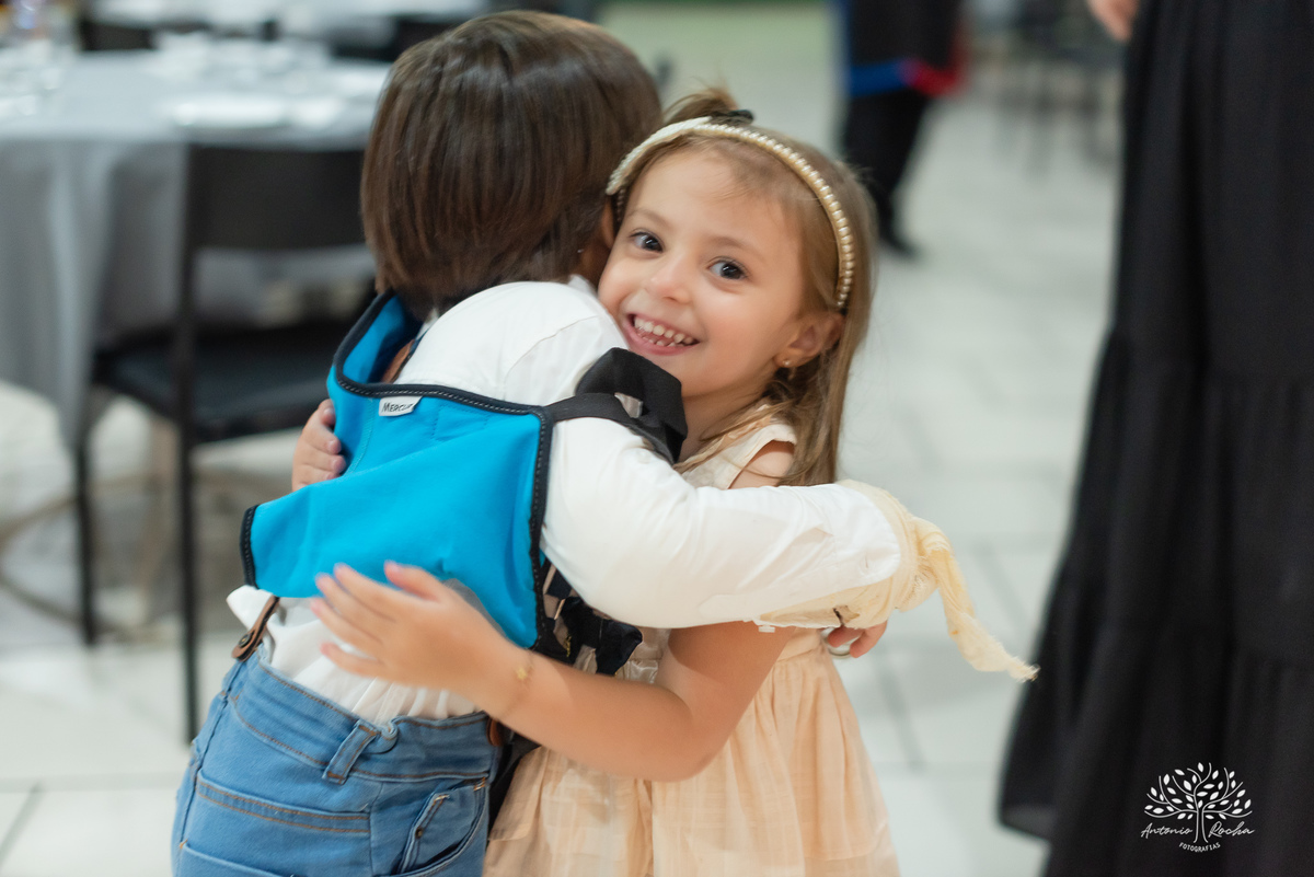 1.	Festa de 5 anos-Caio-Braço engessado-Brincar-Diversão-Fotos na mesa do bolo-Brinquedos-Cliques descontraídos-Parabéns-Experiência-Cliff Kids-Família-Carinho-Confiança-Antonio Rocha Fotografias-Pelotas
