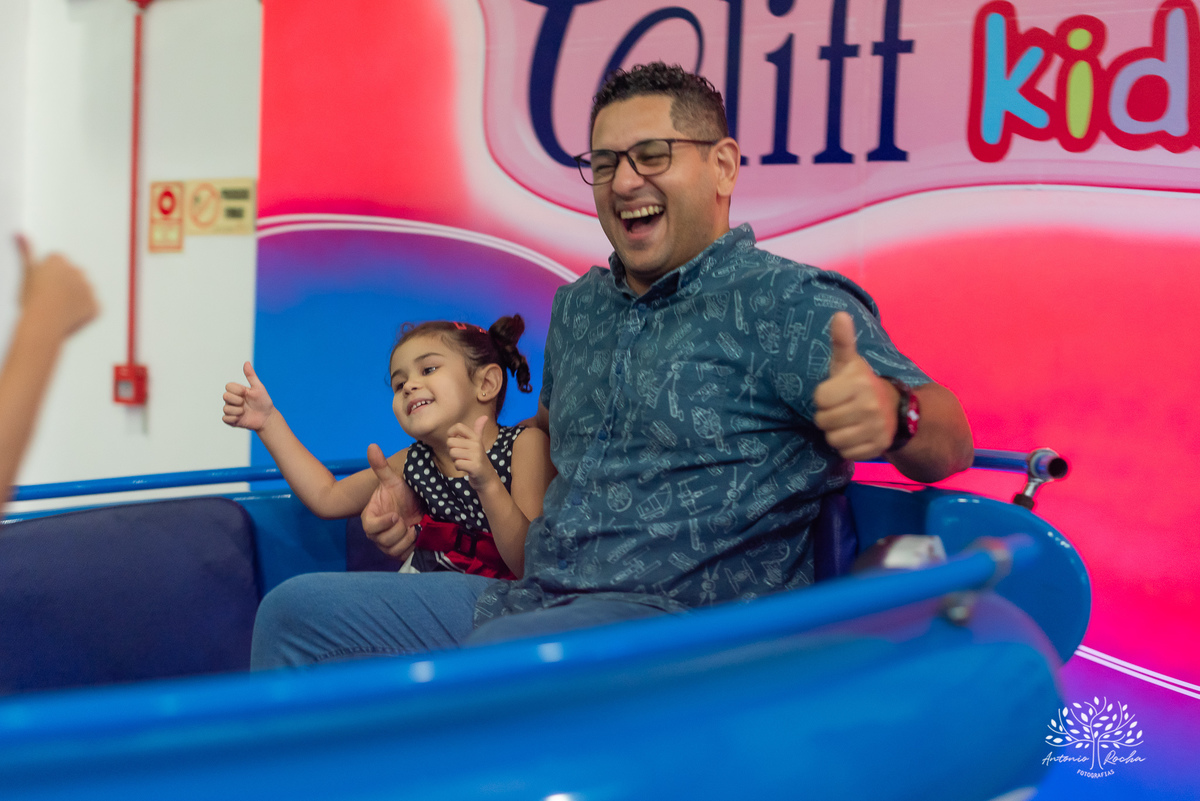 1.	Festa de 5 anos-Caio-Braço engessado-Brincar-Diversão-Fotos na mesa do bolo-Brinquedos-Cliques descontraídos-Parabéns-Experiência-Cliff Kids-Família-Carinho-Confiança-Antonio Rocha Fotografias-Pelotas