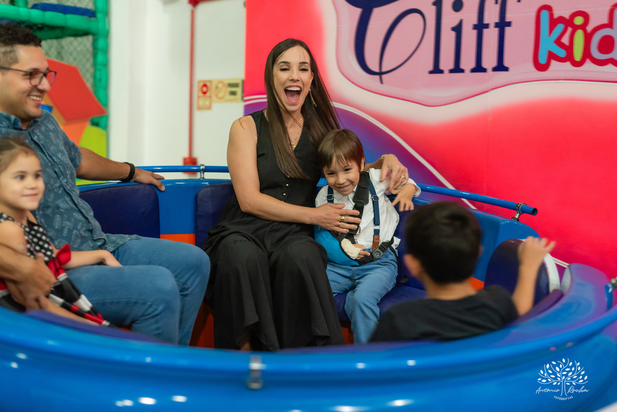 1.	Festa de 5 anos-Caio-Braço engessado-Brincar-Diversão-Fotos na mesa do bolo-Brinquedos-Cliques descontraídos-Parabéns-Experiência-Cliff Kids-Família-Carinho-Confiança-Antonio Rocha Fotografias-Pelotas