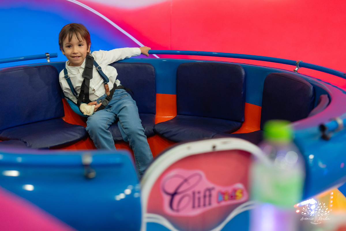 1.	Festa de 5 anos-Caio-Braço engessado-Brincar-Diversão-Fotos na mesa do bolo-Brinquedos-Cliques descontraídos-Parabéns-Experiência-Cliff Kids-Família-Carinho-Confiança-Antonio Rocha Fotografias-Pelotas
