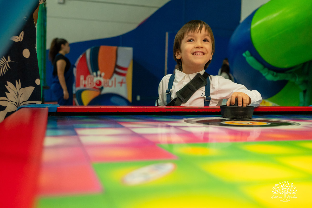 1.	Festa de 5 anos-Caio-Braço engessado-Brincar-Diversão-Fotos na mesa do bolo-Brinquedos-Cliques descontraídos-Parabéns-Experiência-Cliff Kids-Família-Carinho-Confiança-Antonio Rocha Fotografias-Pelotas