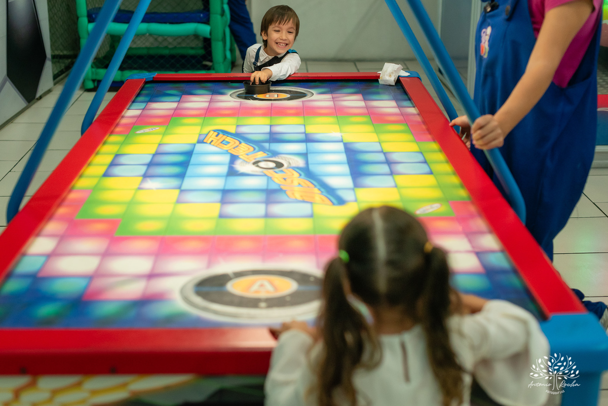 1.	Festa de 5 anos-Caio-Braço engessado-Brincar-Diversão-Fotos na mesa do bolo-Brinquedos-Cliques descontraídos-Parabéns-Experiência-Cliff Kids-Família-Carinho-Confiança-Antonio Rocha Fotografias-Pelotas