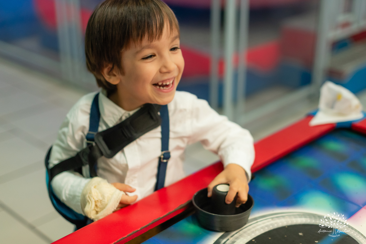 1.	Festa de 5 anos-Caio-Braço engessado-Brincar-Diversão-Fotos na mesa do bolo-Brinquedos-Cliques descontraídos-Parabéns-Experiência-Cliff Kids-Família-Carinho-Confiança-Antonio Rocha Fotografias-Pelotas