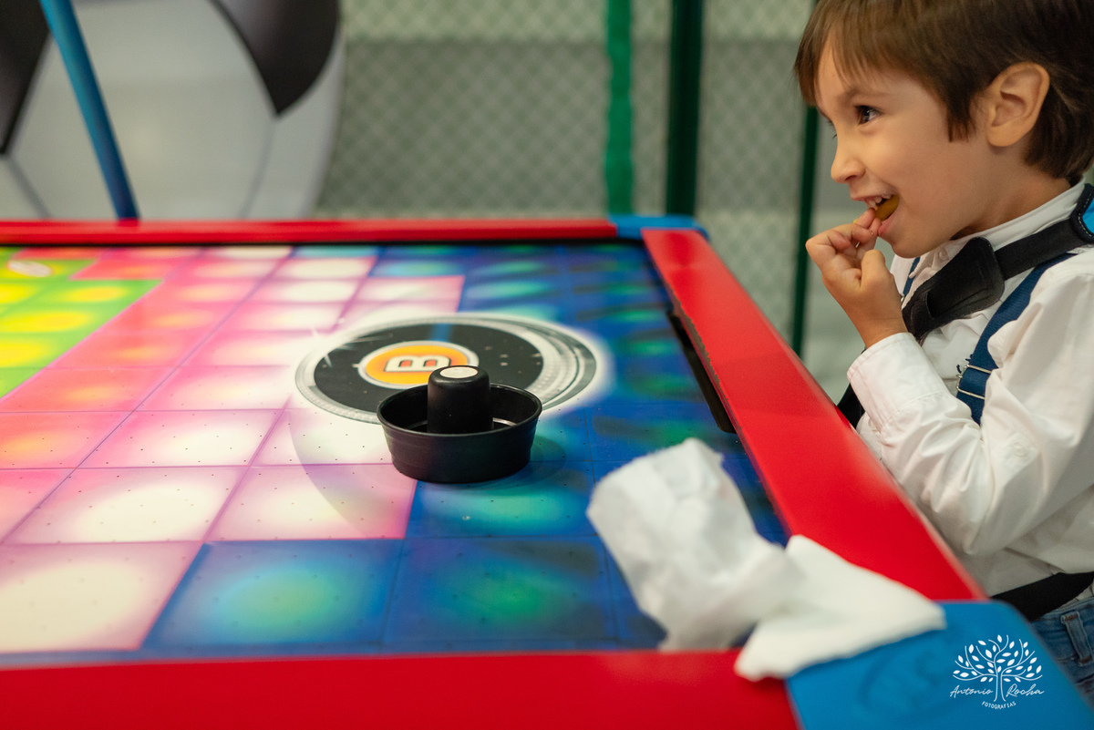 1.	Festa de 5 anos-Caio-Braço engessado-Brincar-Diversão-Fotos na mesa do bolo-Brinquedos-Cliques descontraídos-Parabéns-Experiência-Cliff Kids-Família-Carinho-Confiança-Antonio Rocha Fotografias-Pelotas