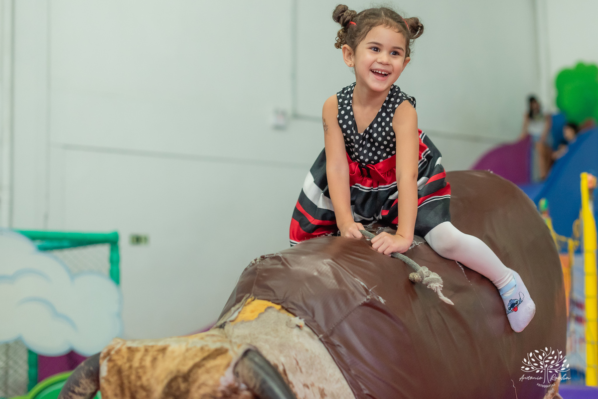 1.	Festa de 5 anos-Caio-Braço engessado-Brincar-Diversão-Fotos na mesa do bolo-Brinquedos-Cliques descontraídos-Parabéns-Experiência-Cliff Kids-Família-Carinho-Confiança-Antonio Rocha Fotografias-Pelotas