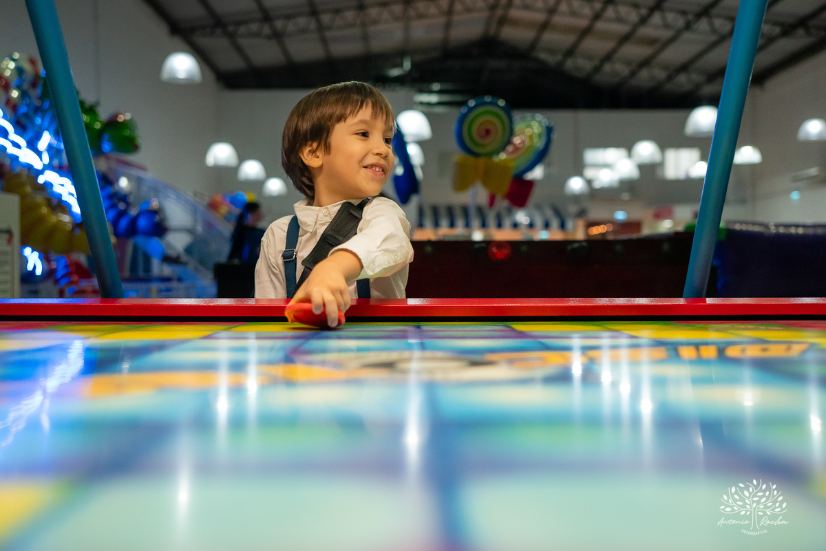 1.	Festa de 5 anos-Caio-Braço engessado-Brincar-Diversão-Fotos na mesa do bolo-Brinquedos-Cliques descontraídos-Parabéns-Experiência-Cliff Kids-Família-Carinho-Confiança-Antonio Rocha Fotografias-Pelotas