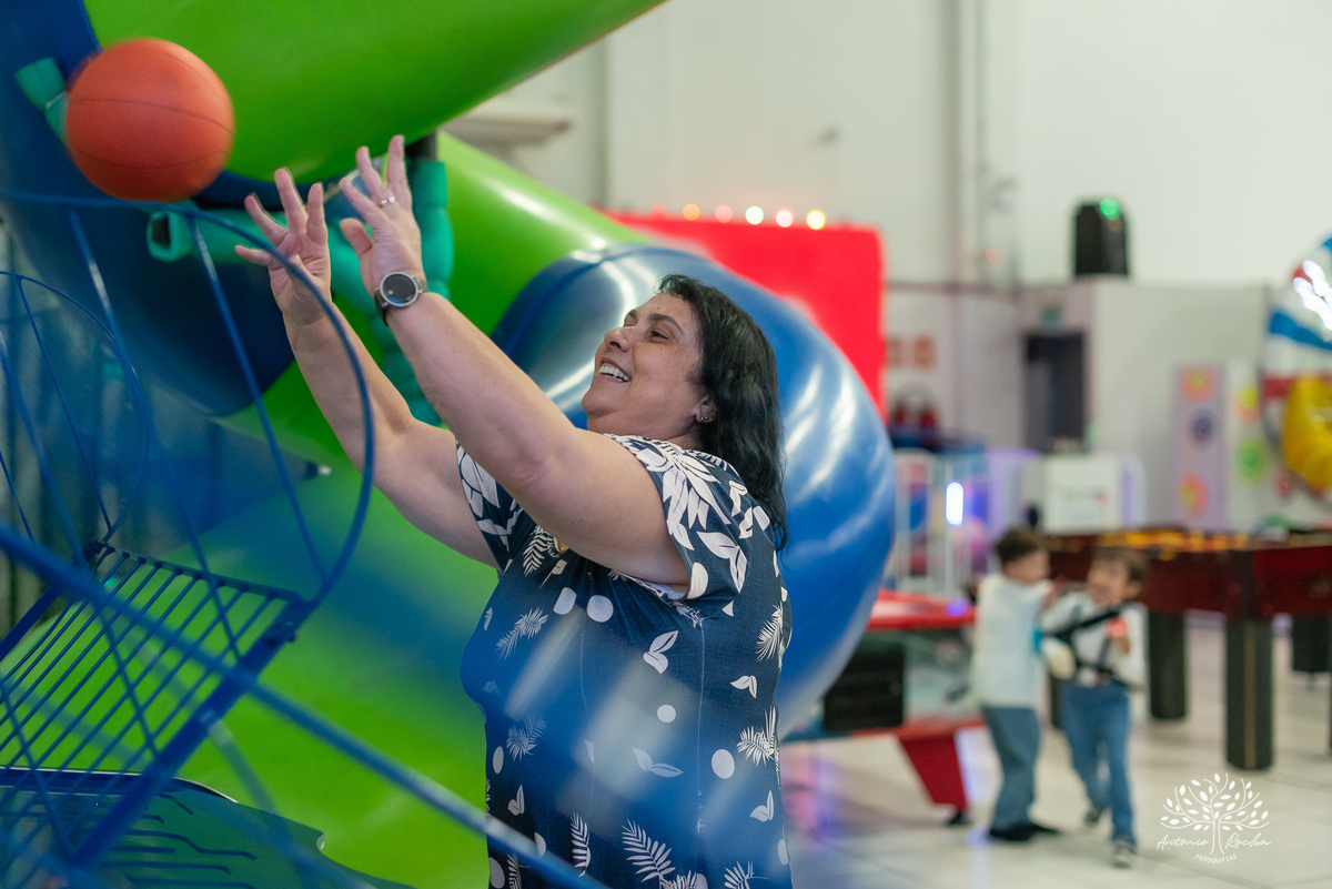 1.	Festa de 5 anos-Caio-Braço engessado-Brincar-Diversão-Fotos na mesa do bolo-Brinquedos-Cliques descontraídos-Parabéns-Experiência-Cliff Kids-Família-Carinho-Confiança-Antonio Rocha Fotografias-Pelotas
