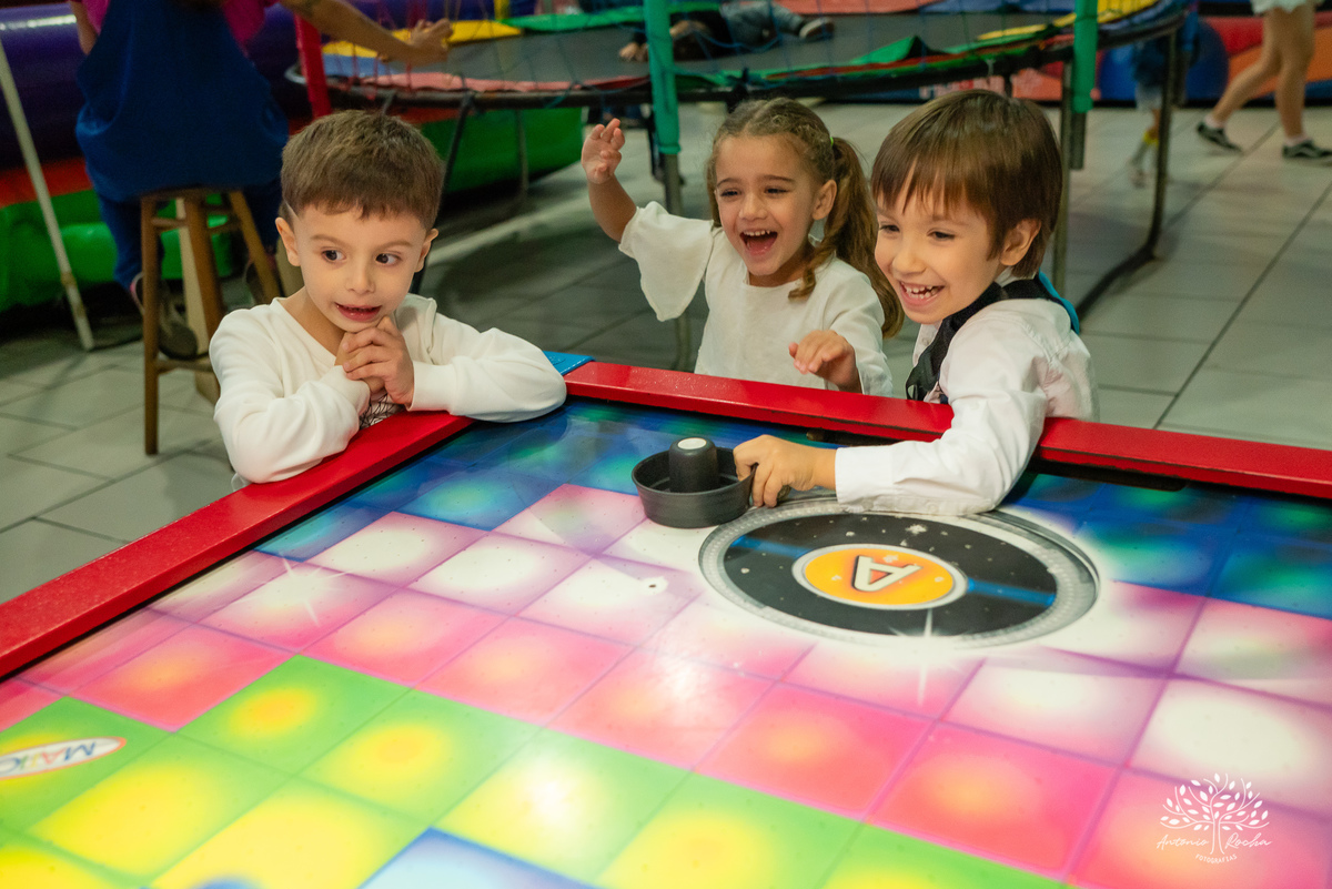 1.	Festa de 5 anos-Caio-Braço engessado-Brincar-Diversão-Fotos na mesa do bolo-Brinquedos-Cliques descontraídos-Parabéns-Experiência-Cliff Kids-Família-Carinho-Confiança-Antonio Rocha Fotografias-Pelotas