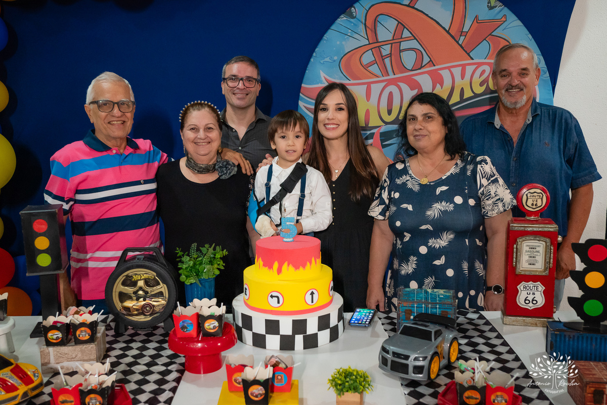 1.	Festa de 5 anos-Caio-Braço engessado-Brincar-Diversão-Fotos na mesa do bolo-Brinquedos-Cliques descontraídos-Parabéns-Experiência-Cliff Kids-Família-Carinho-Confiança-Antonio Rocha Fotografias-Pelotas