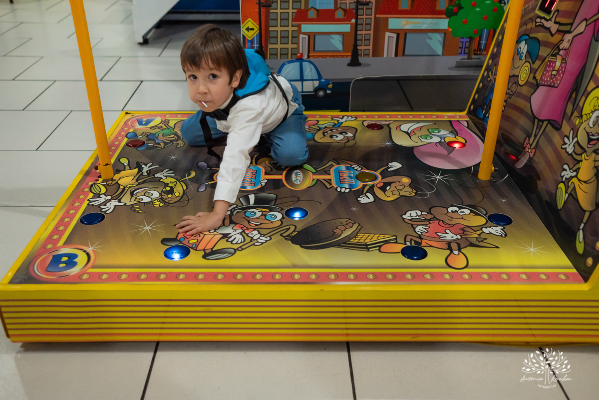 1.	Festa de 5 anos-Caio-Braço engessado-Brincar-Diversão-Fotos na mesa do bolo-Brinquedos-Cliques descontraídos-Parabéns-Experiência-Cliff Kids-Família-Carinho-Confiança-Antonio Rocha Fotografias-Pelotas