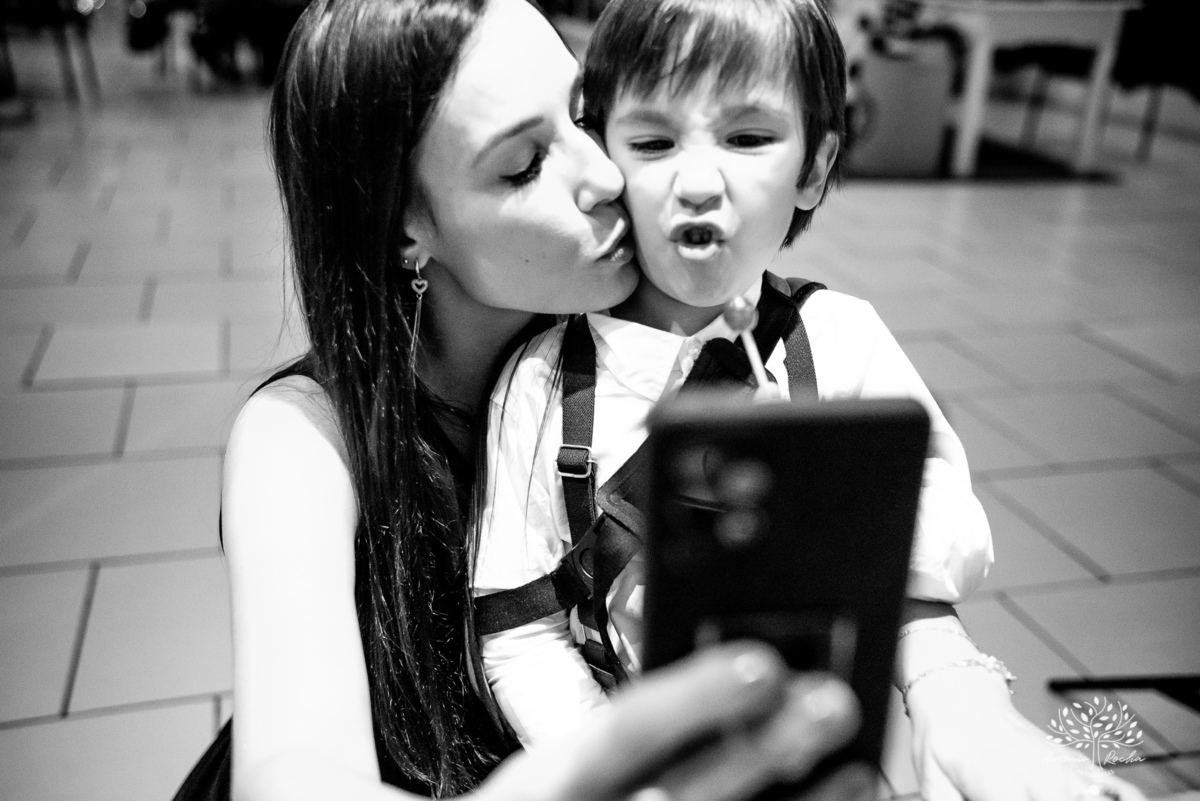 1.	Festa de 5 anos-Caio-Braço engessado-Brincar-Diversão-Fotos na mesa do bolo-Brinquedos-Cliques descontraídos-Parabéns-Experiência-Cliff Kids-Família-Carinho-Confiança-Antonio Rocha Fotografias-Pelotas