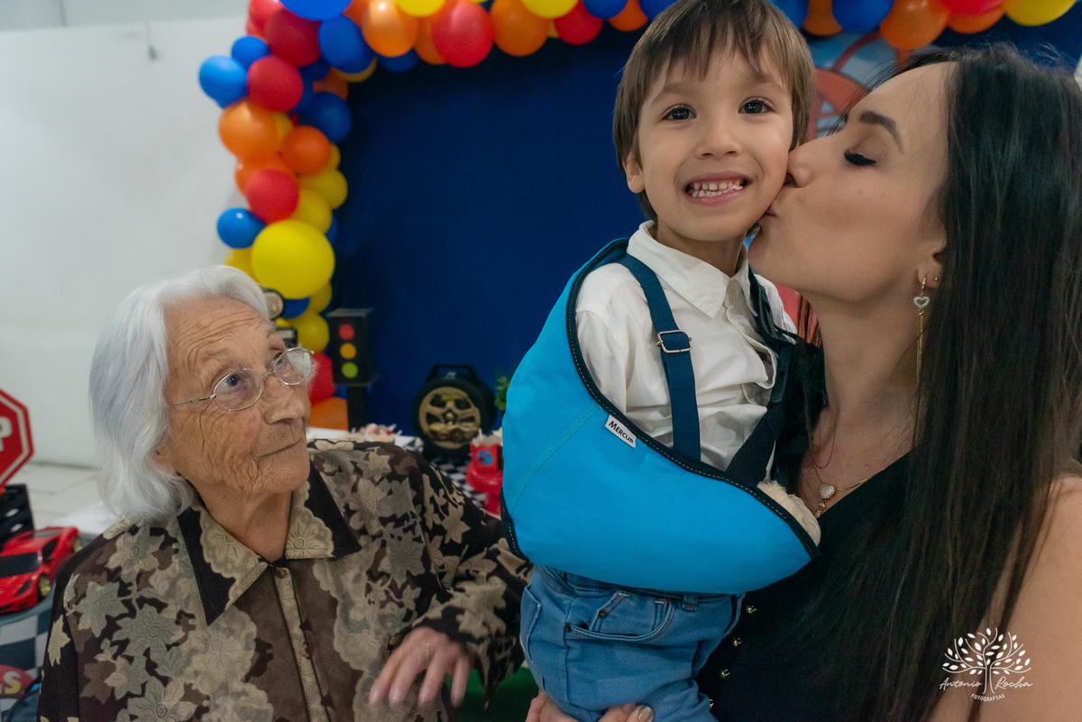 1.	Festa de 5 anos-Caio-Braço engessado-Brincar-Diversão-Fotos na mesa do bolo-Brinquedos-Cliques descontraídos-Parabéns-Experiência-Cliff Kids-Família-Carinho-Confiança-Antonio Rocha Fotografias-Pelotas