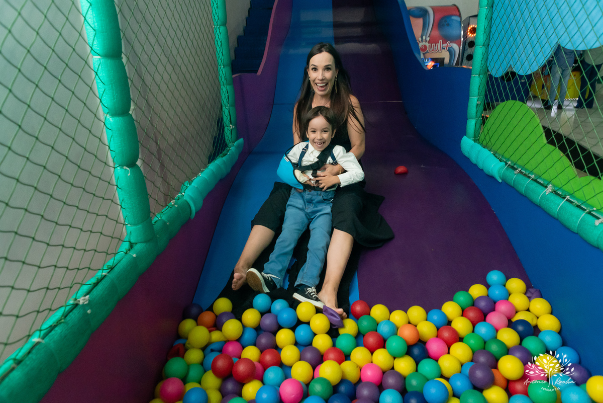 1.	Festa de 5 anos-Caio-Braço engessado-Brincar-Diversão-Fotos na mesa do bolo-Brinquedos-Cliques descontraídos-Parabéns-Experiência-Cliff Kids-Família-Carinho-Confiança-Antonio Rocha Fotografias-Pelotas