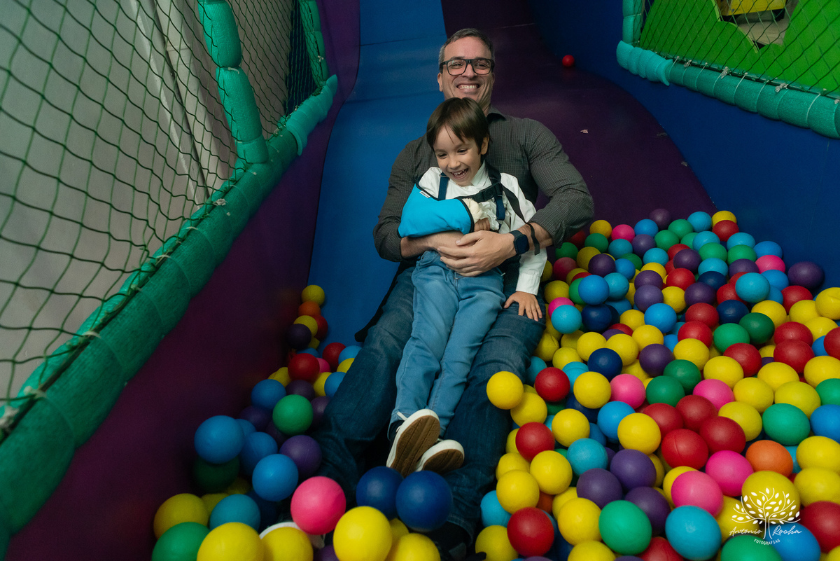 1.	Festa de 5 anos-Caio-Braço engessado-Brincar-Diversão-Fotos na mesa do bolo-Brinquedos-Cliques descontraídos-Parabéns-Experiência-Cliff Kids-Família-Carinho-Confiança-Antonio Rocha Fotografias-Pelotas