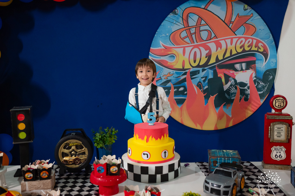 1.	Festa de 5 anos-Caio-Braço engessado-Brincar-Diversão-Fotos na mesa do bolo-Brinquedos-Cliques descontraídos-Parabéns-Experiência-Cliff Kids-Família-Carinho-Confiança-Antonio Rocha Fotografias-Pelotas