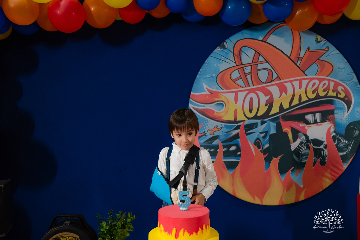 1.	Festa de 5 anos-Caio-Braço engessado-Brincar-Diversão-Fotos na mesa do bolo-Brinquedos-Cliques descontraídos-Parabéns-Experiência-Cliff Kids-Família-Carinho-Confiança-Antonio Rocha Fotografias-Pelotas