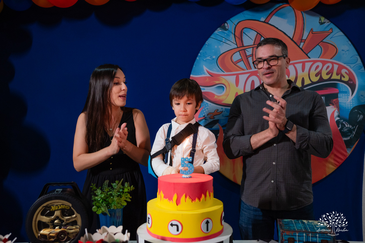 1.	Festa de 5 anos-Caio-Braço engessado-Brincar-Diversão-Fotos na mesa do bolo-Brinquedos-Cliques descontraídos-Parabéns-Experiência-Cliff Kids-Família-Carinho-Confiança-Antonio Rocha Fotografias-Pelotas