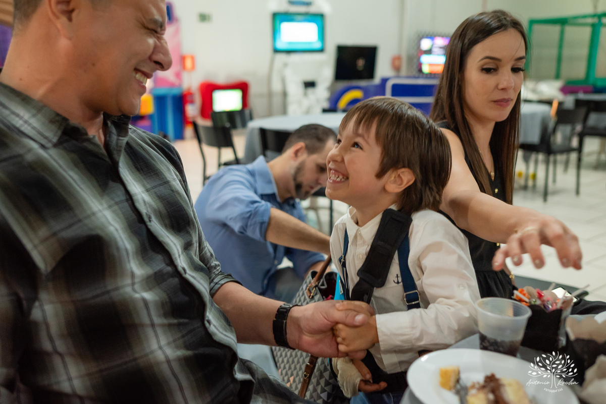 1.	Festa de 5 anos-Caio-Braço engessado-Brincar-Diversão-Fotos na mesa do bolo-Brinquedos-Cliques descontraídos-Parabéns-Experiência-Cliff Kids-Família-Carinho-Confiança-Antonio Rocha Fotografias-Pelotas