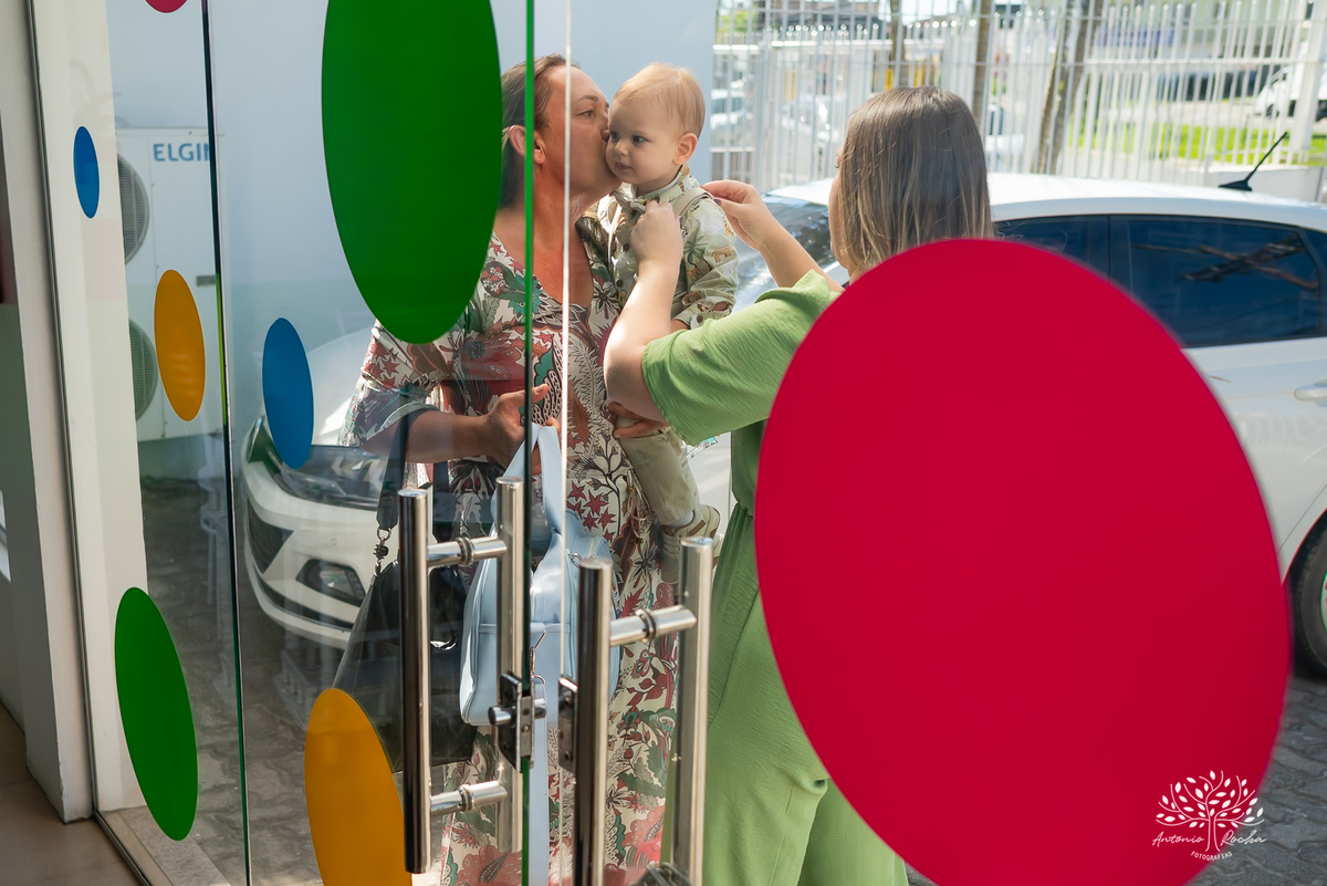 primeiro-aninho-Bernardo-menino-risonho-alegria-família-amigos-comemorar-carinhos-brincadeiras- festa-salão de festas-Loly Pop-temática-Safari-parabéns-papais-amiguinhos-mesa-bolo-velinha- confiança- cliques- Antonio Rocha Fotografias-Pelotas