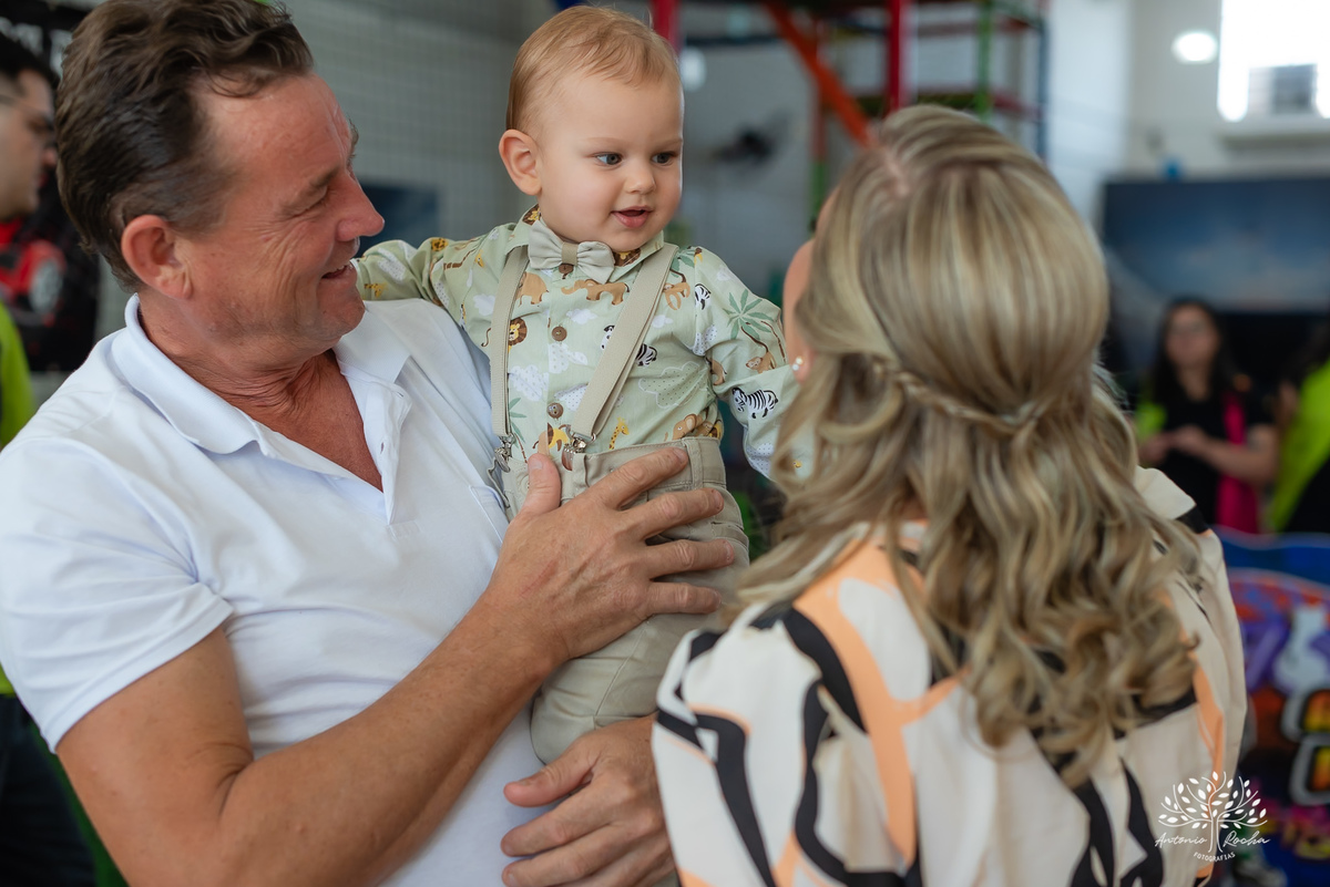 primeiro-aninho-Bernardo-menino-risonho-alegria-família-amigos-comemorar-carinhos-brincadeiras- festa-salão de festas-Loly Pop-temática-Safari-parabéns-papais-amiguinhos-mesa-bolo-velinha- confiança- cliques- Antonio Rocha Fotografias-Pelotas