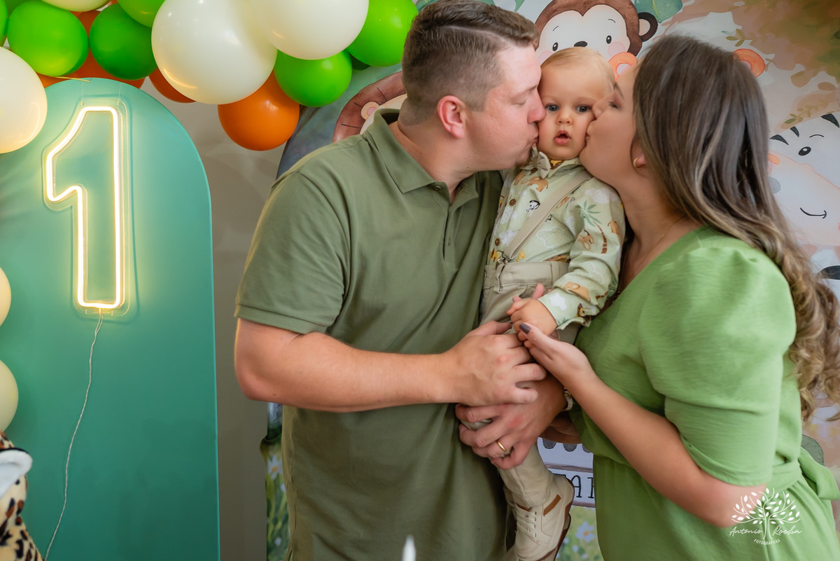 primeiro-aninho-Bernardo-menino-risonho-alegria-família-amigos-comemorar-carinhos-brincadeiras- festa-salão de festas-Loly Pop-temática-Safari-parabéns-papais-amiguinhos-mesa-bolo-velinha- confiança- cliques- Antonio Rocha Fotografias-Pelotas