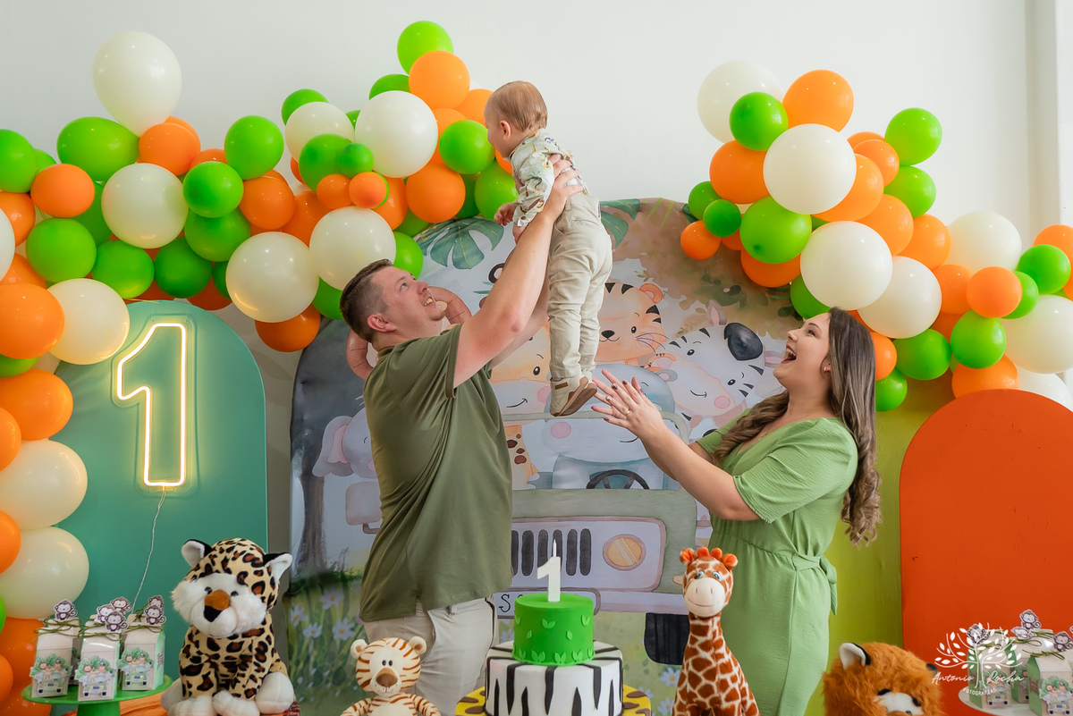 primeiro-aninho-Bernardo-menino-risonho-alegria-família-amigos-comemorar-carinhos-brincadeiras- festa-salão de festas-Loly Pop-temática-Safari-parabéns-papais-amiguinhos-mesa-bolo-velinha- confiança- cliques- Antonio Rocha Fotografias-Pelotas