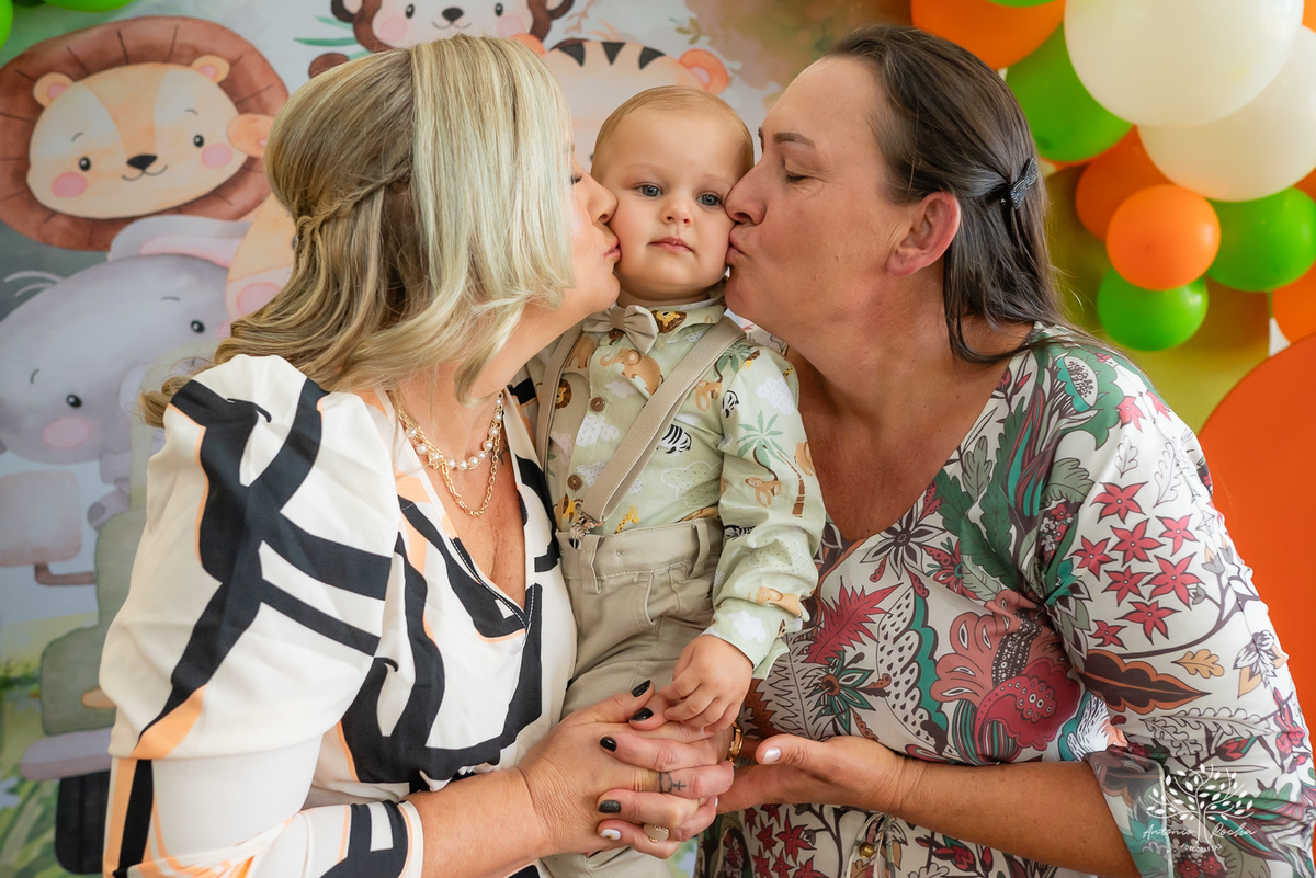 primeiro-aninho-Bernardo-menino-risonho-alegria-família-amigos-comemorar-carinhos-brincadeiras- festa-salão de festas-Loly Pop-temática-Safari-parabéns-papais-amiguinhos-mesa-bolo-velinha- confiança- cliques- Antonio Rocha Fotografias-Pelotas