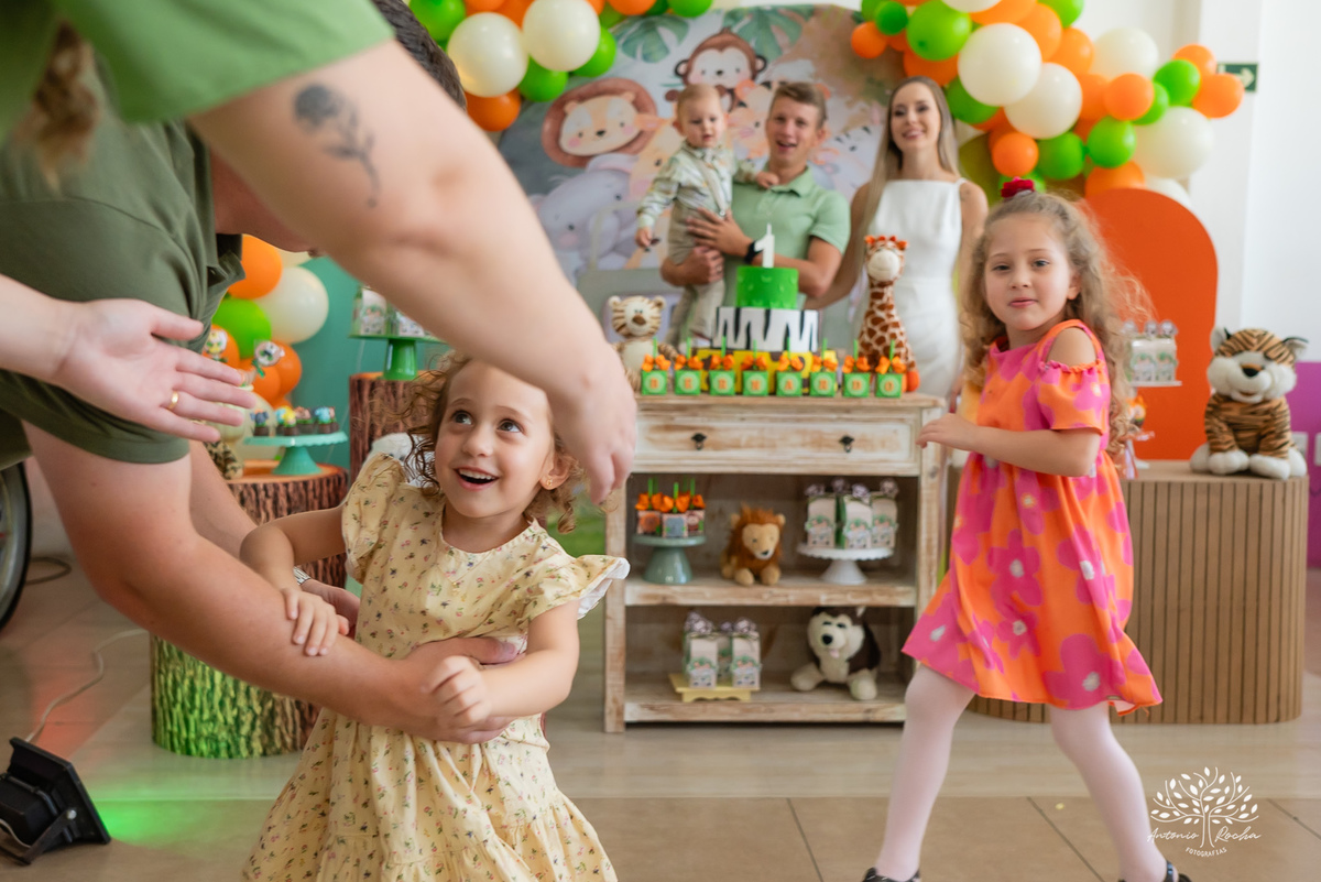 primeiro-aninho-Bernardo-menino-risonho-alegria-família-amigos-comemorar-carinhos-brincadeiras- festa-salão de festas-Loly Pop-temática-Safari-parabéns-papais-amiguinhos-mesa-bolo-velinha- confiança- cliques- Antonio Rocha Fotografias-Pelotas