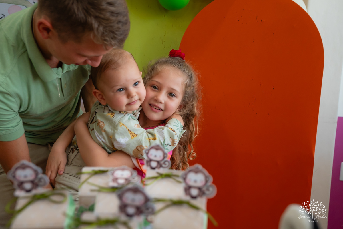 primeiro-aninho-Bernardo-menino-risonho-alegria-família-amigos-comemorar-carinhos-brincadeiras- festa-salão de festas-Loly Pop-temática-Safari-parabéns-papais-amiguinhos-mesa-bolo-velinha- confiança- cliques- Antonio Rocha Fotografias-Pelotas