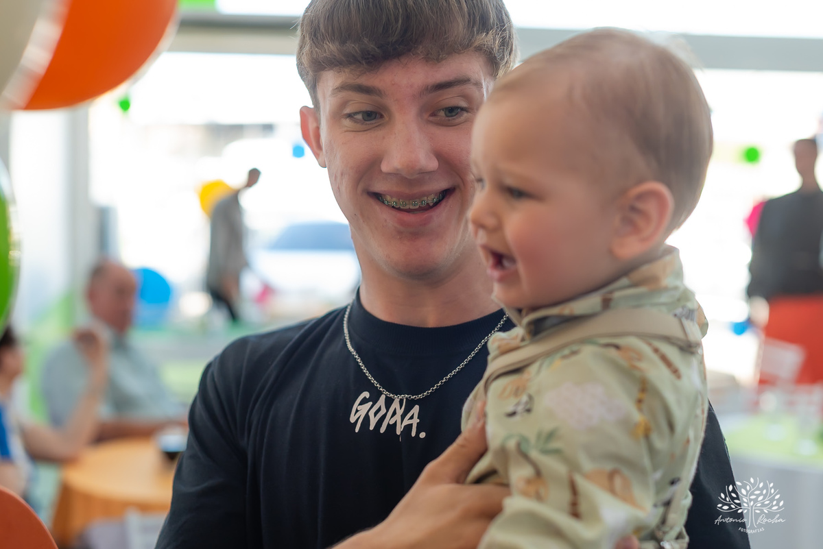 primeiro-aninho-Bernardo-menino-risonho-alegria-família-amigos-comemorar-carinhos-brincadeiras- festa-salão de festas-Loly Pop-temática-Safari-parabéns-papais-amiguinhos-mesa-bolo-velinha- confiança- cliques- Antonio Rocha Fotografias-Pelotas
