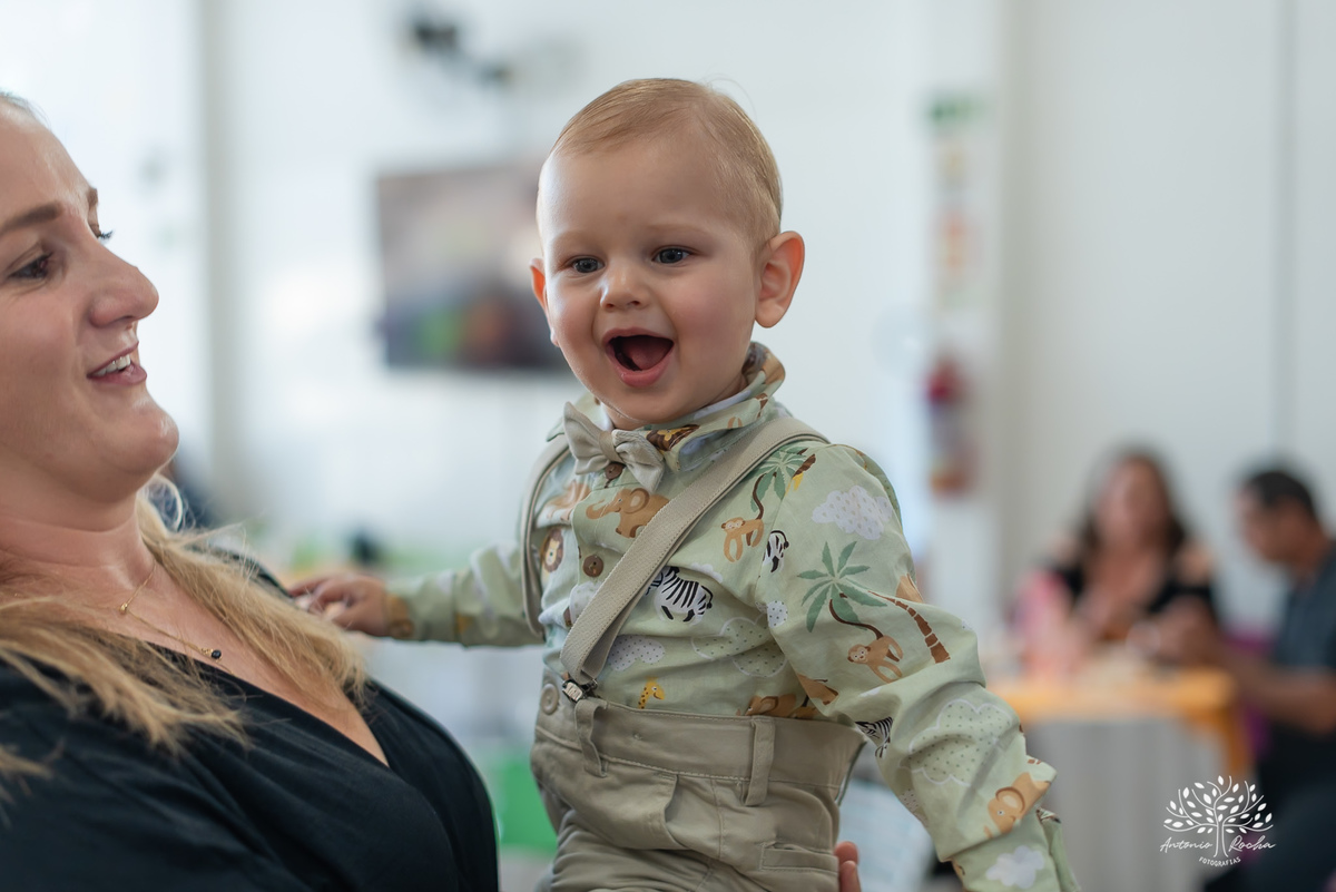 primeiro-aninho-Bernardo-menino-risonho-alegria-família-amigos-comemorar-carinhos-brincadeiras- festa-salão de festas-Loly Pop-temática-Safari-parabéns-papais-amiguinhos-mesa-bolo-velinha- confiança- cliques- Antonio Rocha Fotografias-Pelotas