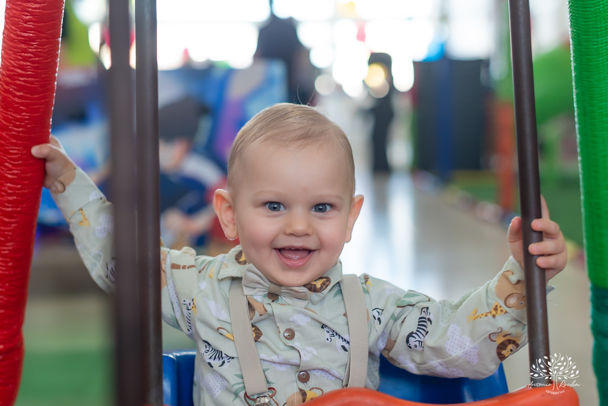 primeiro-aninho-Bernardo-menino-risonho-alegria-família-amigos-comemorar-carinhos-brincadeiras- festa-salão de festas-Loly Pop-temática-Safari-parabéns-papais-amiguinhos-mesa-bolo-velinha- confiança- cliques- Antonio Rocha Fotografias-Pelotas