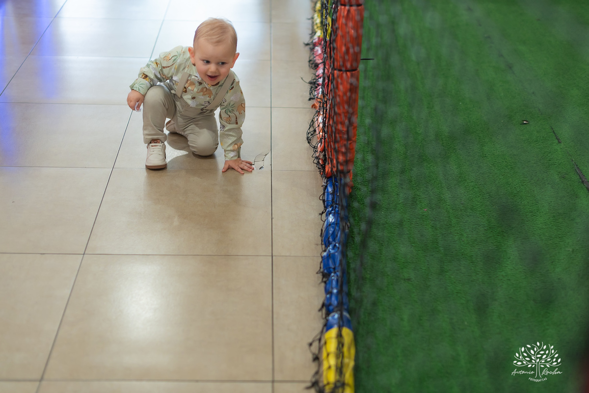 primeiro-aninho-Bernardo-menino-risonho-alegria-família-amigos-comemorar-carinhos-brincadeiras- festa-salão de festas-Loly Pop-temática-Safari-parabéns-papais-amiguinhos-mesa-bolo-velinha- confiança- cliques- Antonio Rocha Fotografias-Pelotas
