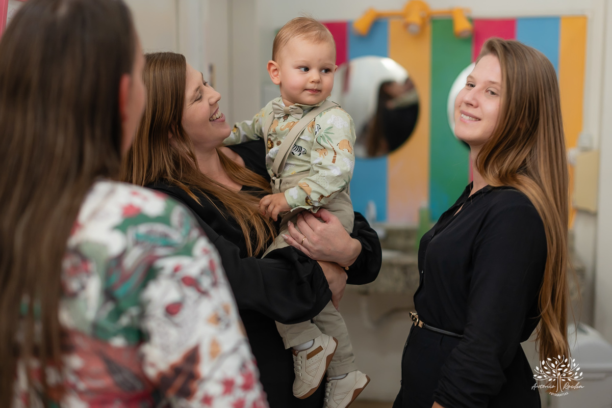 primeiro-aninho-Bernardo-menino-risonho-alegria-família-amigos-comemorar-carinhos-brincadeiras- festa-salão de festas-Loly Pop-temática-Safari-parabéns-papais-amiguinhos-mesa-bolo-velinha- confiança- cliques- Antonio Rocha Fotografias-Pelotas