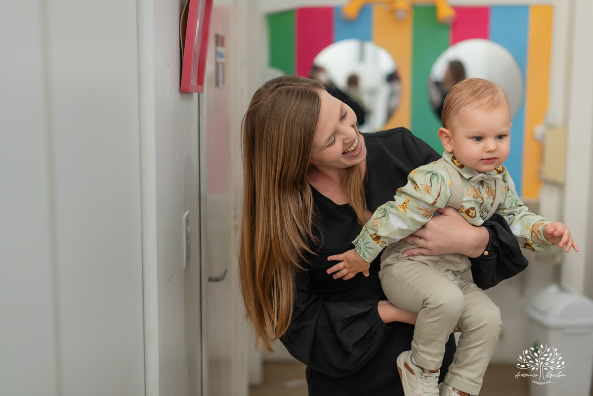 primeiro-aninho-Bernardo-menino-risonho-alegria-família-amigos-comemorar-carinhos-brincadeiras- festa-salão de festas-Loly Pop-temática-Safari-parabéns-papais-amiguinhos-mesa-bolo-velinha- confiança- cliques- Antonio Rocha Fotografias-Pelotas