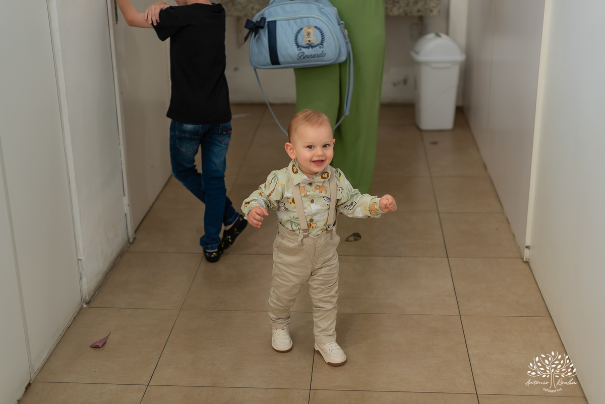 primeiro-aninho-Bernardo-menino-risonho-alegria-família-amigos-comemorar-carinhos-brincadeiras- festa-salão de festas-Loly Pop-temática-Safari-parabéns-papais-amiguinhos-mesa-bolo-velinha- confiança- cliques- Antonio Rocha Fotografias-Pelotas