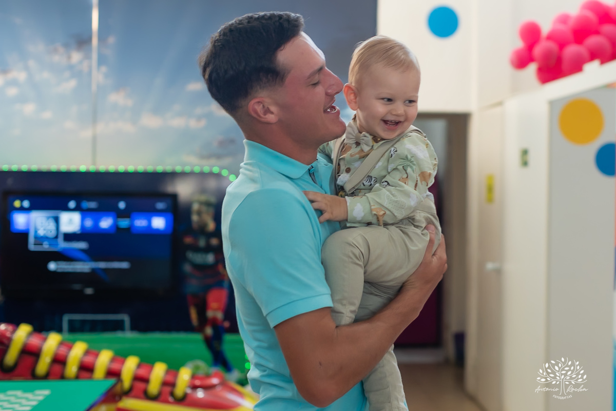 primeiro-aninho-Bernardo-menino-risonho-alegria-família-amigos-comemorar-carinhos-brincadeiras- festa-salão de festas-Loly Pop-temática-Safari-parabéns-papais-amiguinhos-mesa-bolo-velinha- confiança- cliques- Antonio Rocha Fotografias-Pelotas