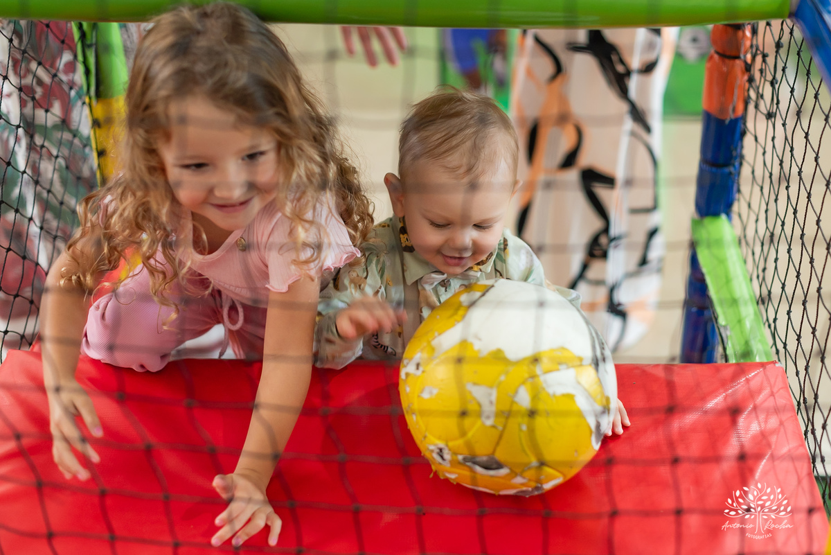 primeiro-aninho-Bernardo-menino-risonho-alegria-família-amigos-comemorar-carinhos-brincadeiras- festa-salão de festas-Loly Pop-temática-Safari-parabéns-papais-amiguinhos-mesa-bolo-velinha- confiança- cliques- Antonio Rocha Fotografias-Pelotas