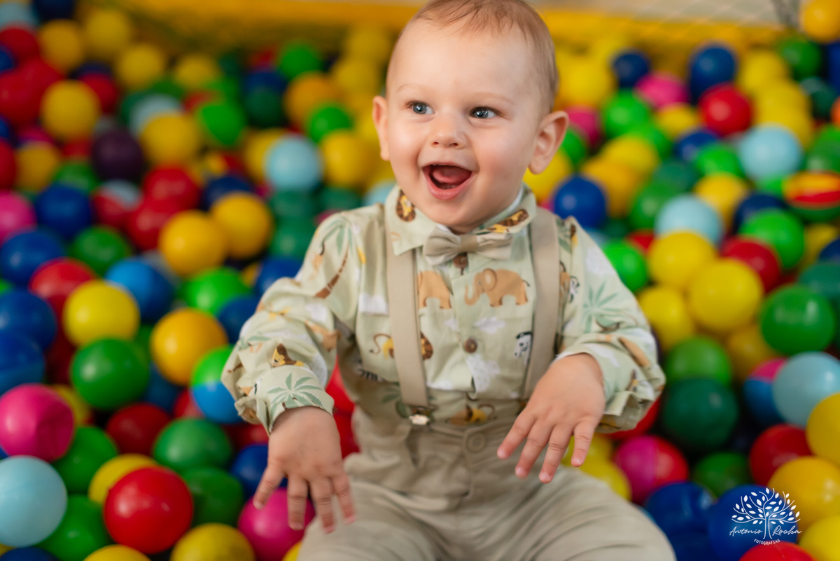 primeiro-aninho-Bernardo-menino-risonho-alegria-família-amigos-comemorar-carinhos-brincadeiras- festa-salão de festas-Loly Pop-temática-Safari-parabéns-papais-amiguinhos-mesa-bolo-velinha- confiança- cliques- Antonio Rocha Fotografias-Pelotas