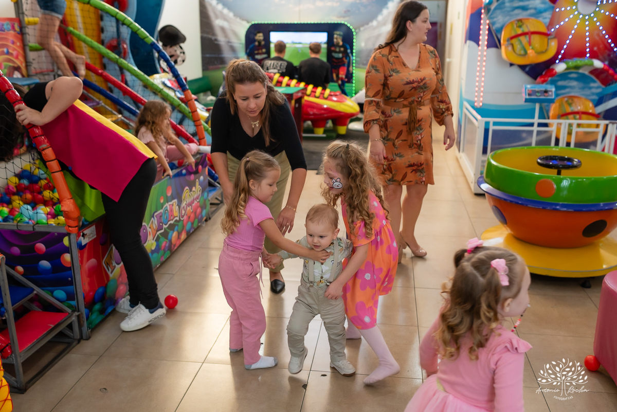 primeiro-aninho-Bernardo-menino-risonho-alegria-família-amigos-comemorar-carinhos-brincadeiras- festa-salão de festas-Loly Pop-temática-Safari-parabéns-papais-amiguinhos-mesa-bolo-velinha- confiança- cliques- Antonio Rocha Fotografias-Pelotas