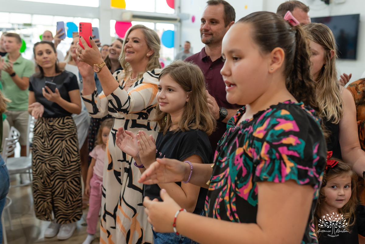 primeiro-aninho-Bernardo-menino-risonho-alegria-família-amigos-comemorar-carinhos-brincadeiras- festa-salão de festas-Loly Pop-temática-Safari-parabéns-papais-amiguinhos-mesa-bolo-velinha- confiança- cliques- Antonio Rocha Fotografias-Pelotas