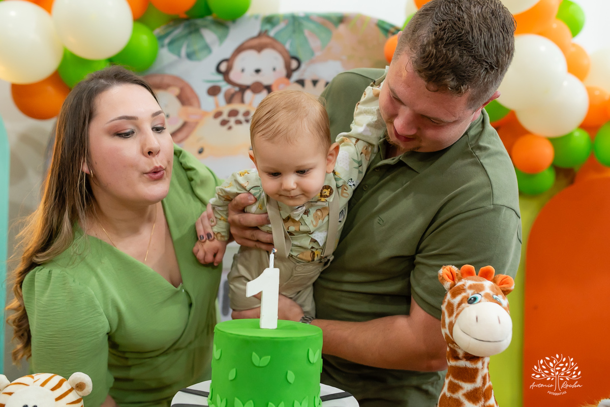 primeiro-aninho-Bernardo-menino-risonho-alegria-família-amigos-comemorar-carinhos-brincadeiras- festa-salão de festas-Loly Pop-temática-Safari-parabéns-papais-amiguinhos-mesa-bolo-velinha- confiança- cliques- Antonio Rocha Fotografias-Pelotas