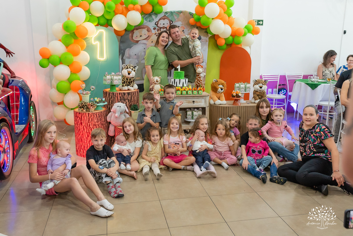 primeiro-aninho-Bernardo-menino-risonho-alegria-família-amigos-comemorar-carinhos-brincadeiras- festa-salão de festas-Loly Pop-temática-Safari-parabéns-papais-amiguinhos-mesa-bolo-velinha- confiança- cliques- Antonio Rocha Fotografias-Pelotas