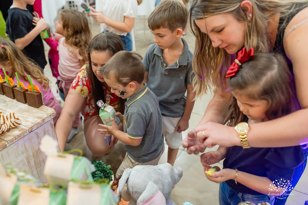 primeiro-aninho-Bernardo-menino-risonho-alegria-família-amigos-comemorar-carinhos-brincadeiras- festa-salão de festas-Loly Pop-temática-Safari-parabéns-papais-amiguinhos-mesa-bolo-velinha- confiança- cliques- Antonio Rocha Fotografias-Pelotas