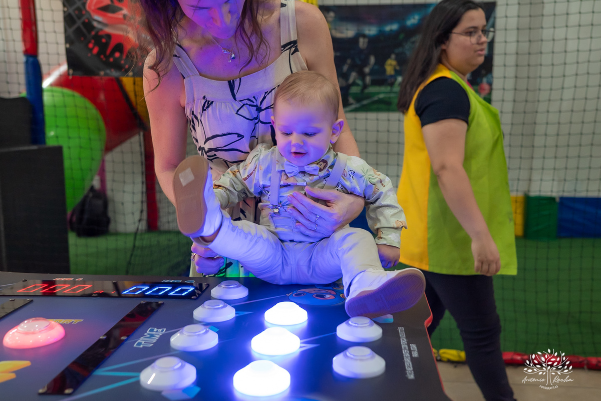 primeiro-aninho-Bernardo-menino-risonho-alegria-família-amigos-comemorar-carinhos-brincadeiras- festa-salão de festas-Loly Pop-temática-Safari-parabéns-papais-amiguinhos-mesa-bolo-velinha- confiança- cliques- Antonio Rocha Fotografias-Pelotas