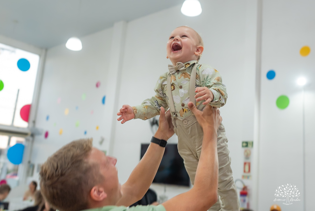 primeiro-aninho-Bernardo-menino-risonho-alegria-família-amigos-comemorar-carinhos-brincadeiras- festa-salão de festas-Loly Pop-temática-Safari-parabéns-papais-amiguinhos-mesa-bolo-velinha- confiança- cliques- Antonio Rocha Fotografias-Pelotas