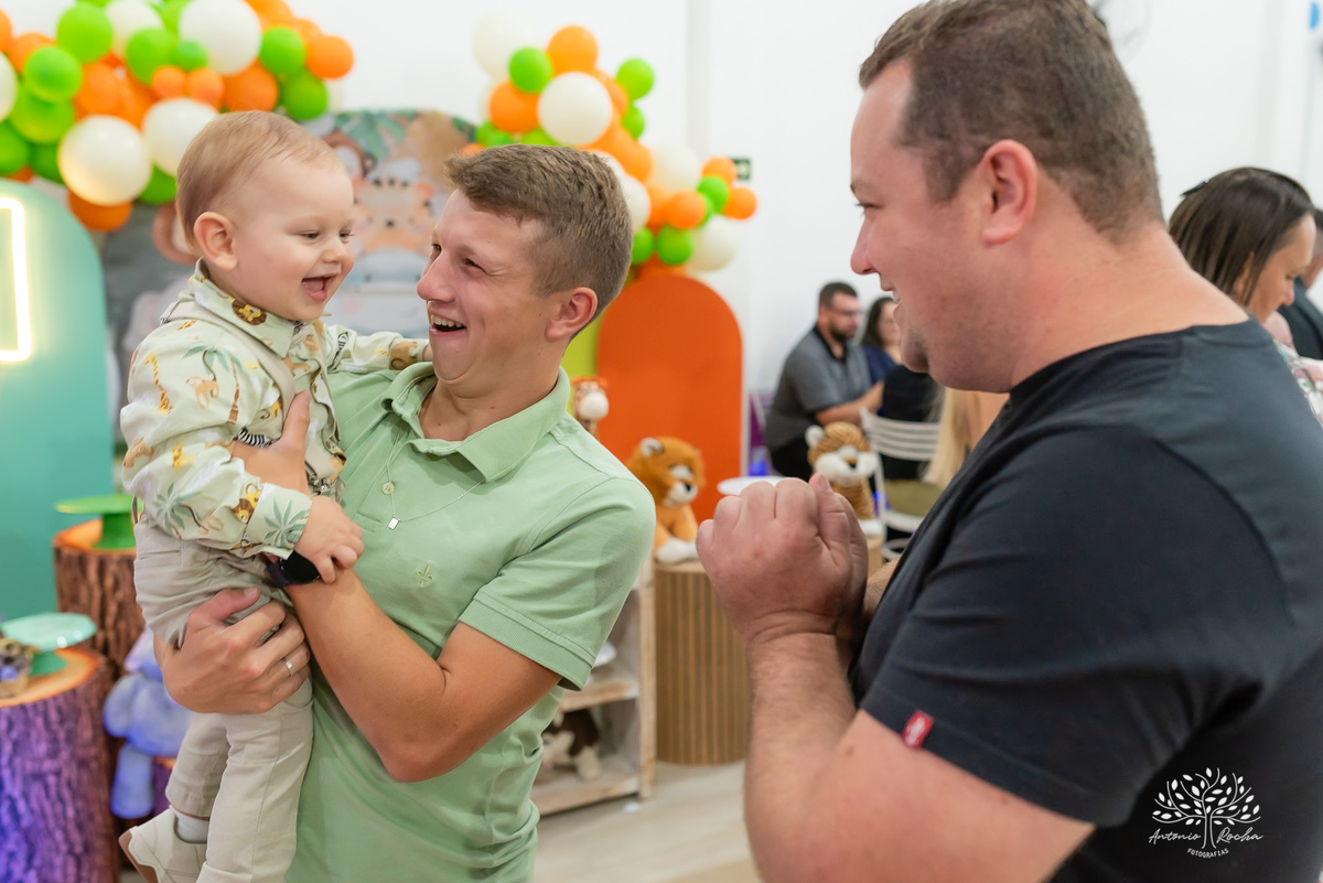 primeiro-aninho-Bernardo-menino-risonho-alegria-família-amigos-comemorar-carinhos-brincadeiras- festa-salão de festas-Loly Pop-temática-Safari-parabéns-papais-amiguinhos-mesa-bolo-velinha- confiança- cliques- Antonio Rocha Fotografias-Pelotas